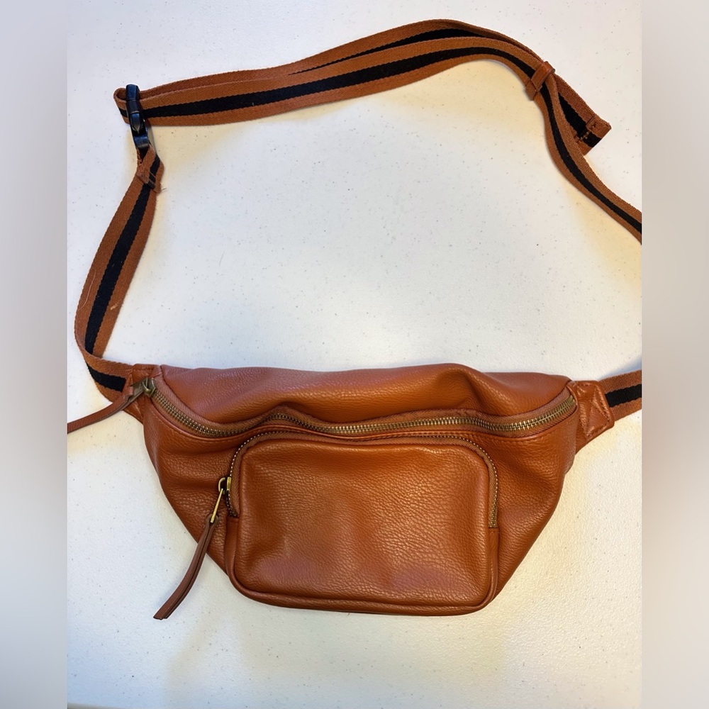 Universal Thread Tan Crossbody Bag